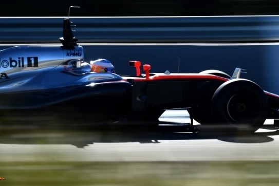 Alonso niet aan de start in Australië, Magnussen valt in