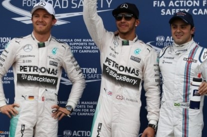 Hamilton start eerste race van pole, Verstappen twaalfde