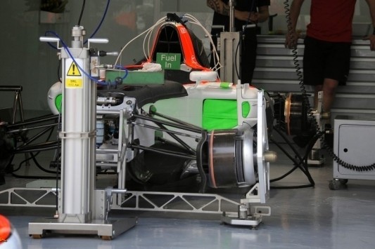 Manor Marussia slingert aangepaste auto aan