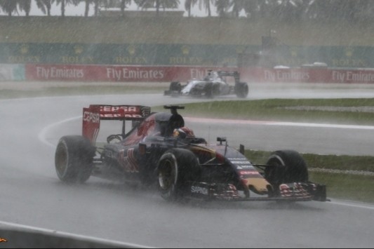 Verbluffende Verstappen pakt P6, Hamilton op pole-position
