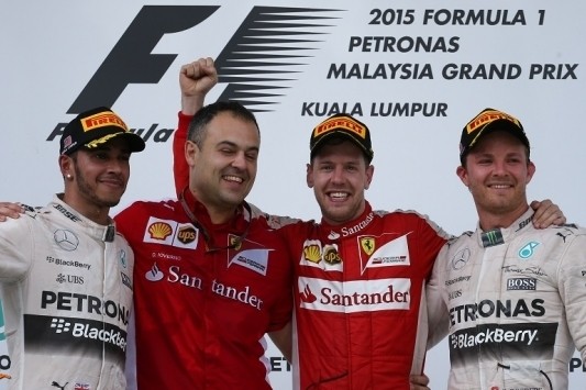 Vettel doorbreekt hegemonie Mercedes, punten voor Verstappen