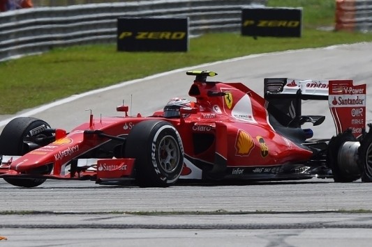 Raikkonen sluipt sterk naar vierde plaats na lekke band