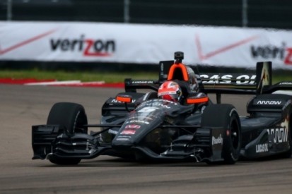 Hinchcliffe verrast met zege in race vol neutralisaties