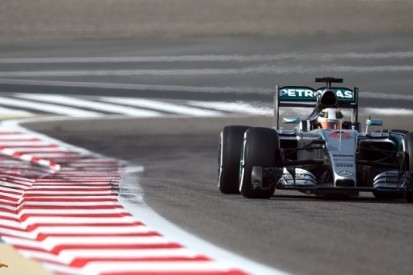 Hamilton nipt snelste in derde training, Verstappen veertiende
