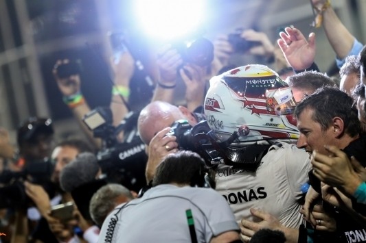 Hamilton wint in Bahrein, Verstappen valt opnieuw uit