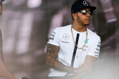 Hamilton gaat voor derde overwinning op rij