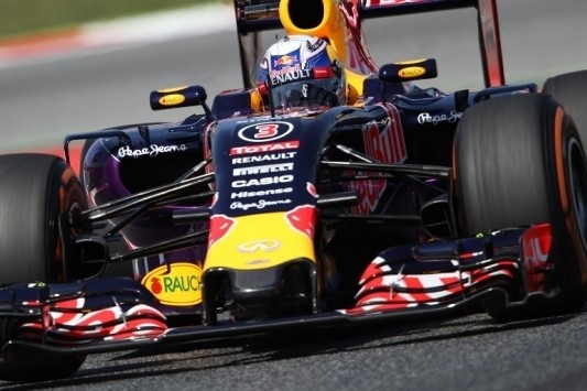 Red Bull legt het af tegen zusterteam Toro Rosso