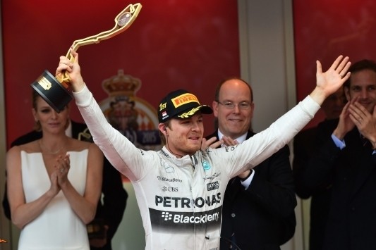 Rosberg wint na dramatische slotfase, Verstappen crasht