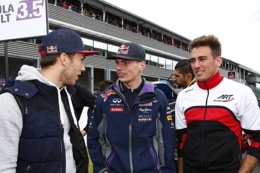 Verstappen werkt eerste van twee demo's af op Spa