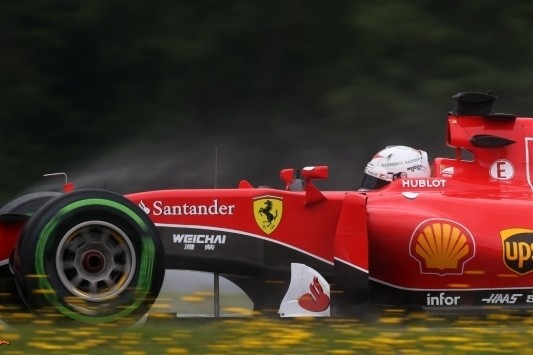 Vettel rapste in verregende derde training, Verstappen achtste