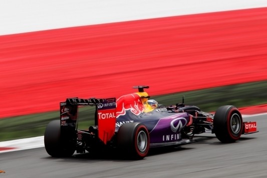 Ricciardo knokt zich naar tiende positie en pakt punt