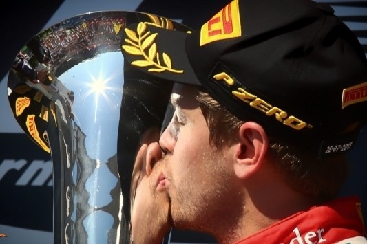 Vettel wint in Hongarije en draagt zege op aan Bianchi