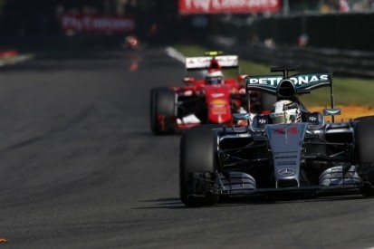 Hamilton topt laatste training in Spa, Verstappen dertiende