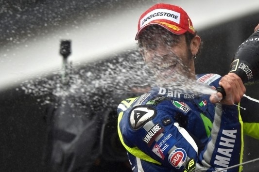 Rossi wint zinderende Britse GP op kletsnat Silverstone