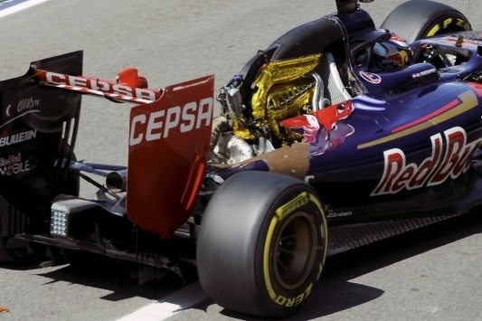 Verstappen: "Enginecover zat voor vijftig procent vast"