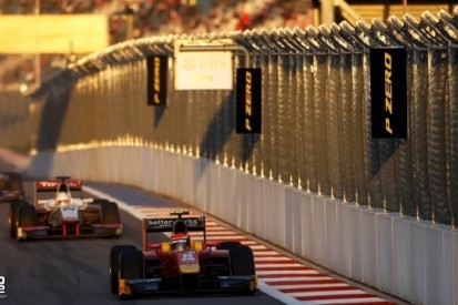 Rossi wint ingekorte race en stelt titelfeest Vandoorne uit