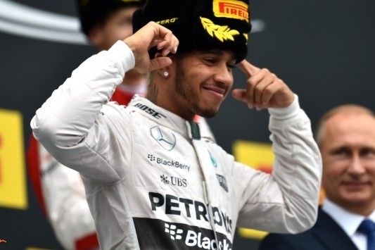 Hamilton zet ferme stap naar titel met zege in Rusland