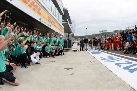 Raikkonen achtste na tijdstraf, Mercedes kampioen