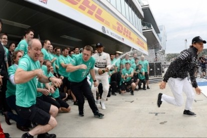 Wolff geeft teamleden van Mercedes compliment