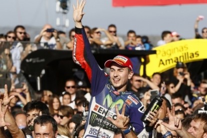 Teambaas Yamaha lovend over Lorenzo en Rossi