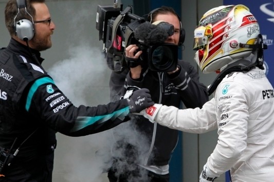 Pole Hamilton, Verstappen schittert met vijfde tijd