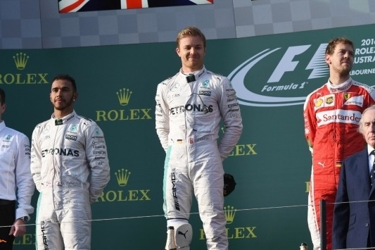 Rosberg wint fraaie opening, Verstappen balend naar P10