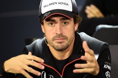 Alonso heeft gebroken rib, maar wilde zelf racen