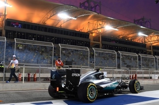 Rosberg ook in het donker de beste, Verstappen vierde