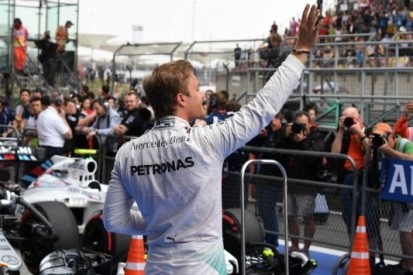 Rosberg gokt, wint en mag de race op softs starten