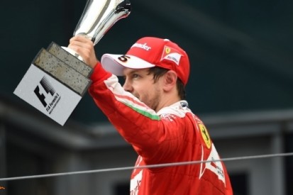 Vettel passeert twee man bij inrijden pits: "Dat mag gewoon"