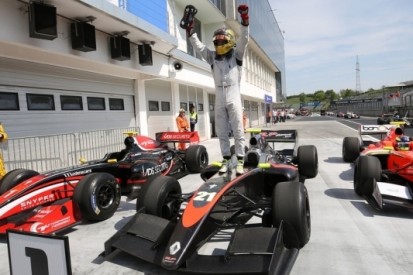 Cecotto boekt zege op Hungaroring, Visser zevende