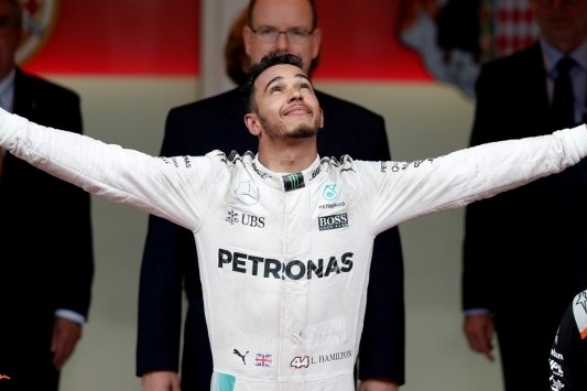 Hamilton wint fantastische GP, Verstappen crasht opnieuw