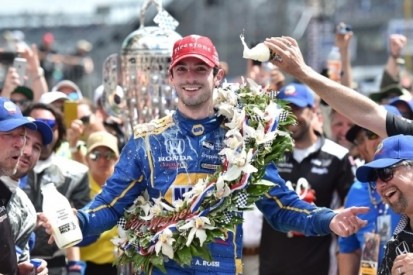 Rossi zorgt voor daverende verrassing op Indianapolis