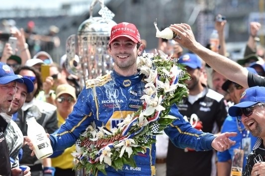 Rossi zorgt voor daverende verrassing op Indianapolis