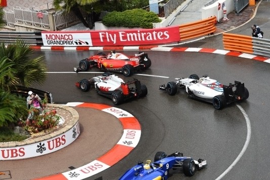 Kansloze race voor Grosjean na incident met Raikkonen