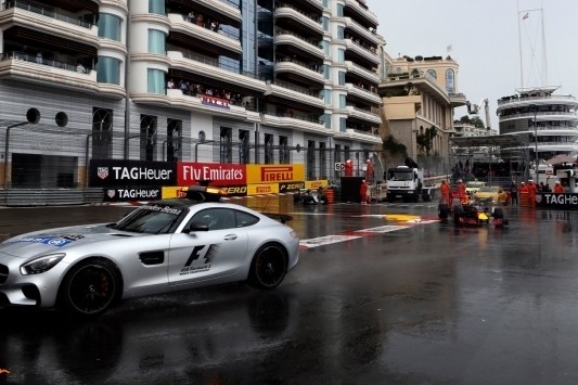 Villeneuve over start achter safety car: "Krankzinnig"