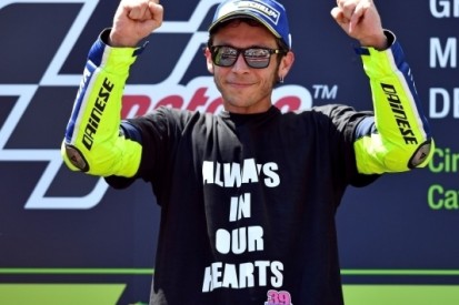 Rossi verslaat Marquez in Barcelona, Lorenzo valt uit