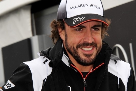 Alonso eert overleden Salom met speciale helm