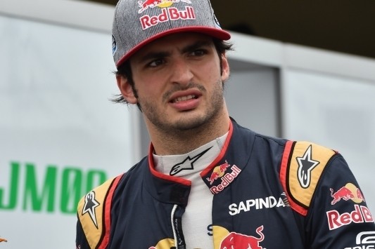 Sainz wisselt versnellingsbak en levert vijf plaatsen in