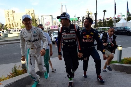 Rosberg na crash Hamilton op pole, Verstappen negende