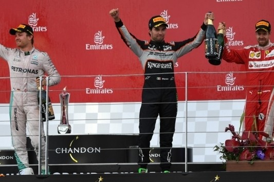 Rosberg wint tamme race in Baku, Verstappen P8