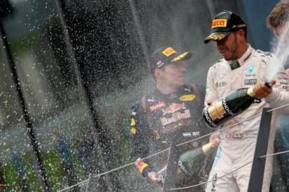 Hamilton crasht met Rosberg: "Ik liet genoeg ruimte"