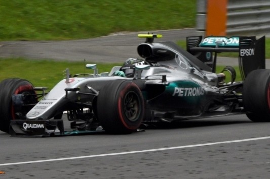 Tijdstraf, twee strafpunten en reprimande voor Rosberg