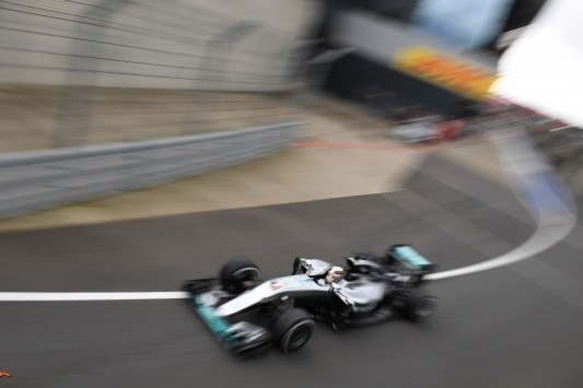 Hamilton klopt Red Bulls, problemen bij Rosberg