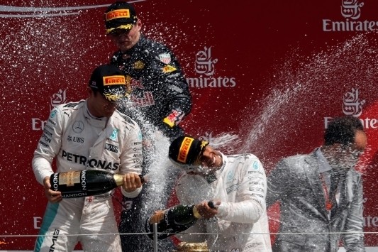 Hamilton wint op nat Silverstone, weer podium Verstappen