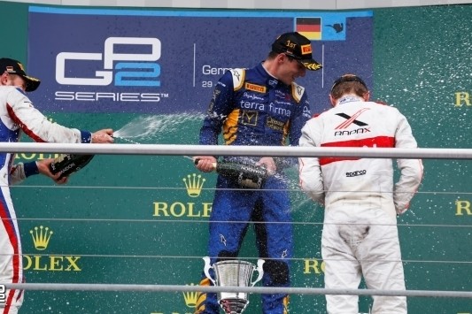 Lynn wint voor Sirotkin, fenomenale inhaalrace Gasly