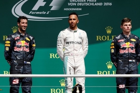 Hamilton voltooit kwartet in Duitsland, Verstappen derde