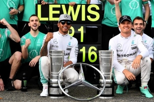 In beeld: Hamilton scoort in Duitsland zijn vierde van juli