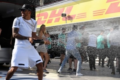 Hamilton breekt eigen maandrecord dankzij vier zeges