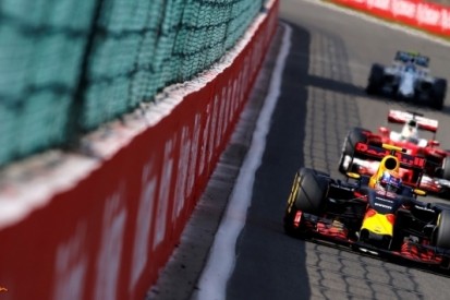 Felle Verstappen: "Ferrari's verzieken mijn race"